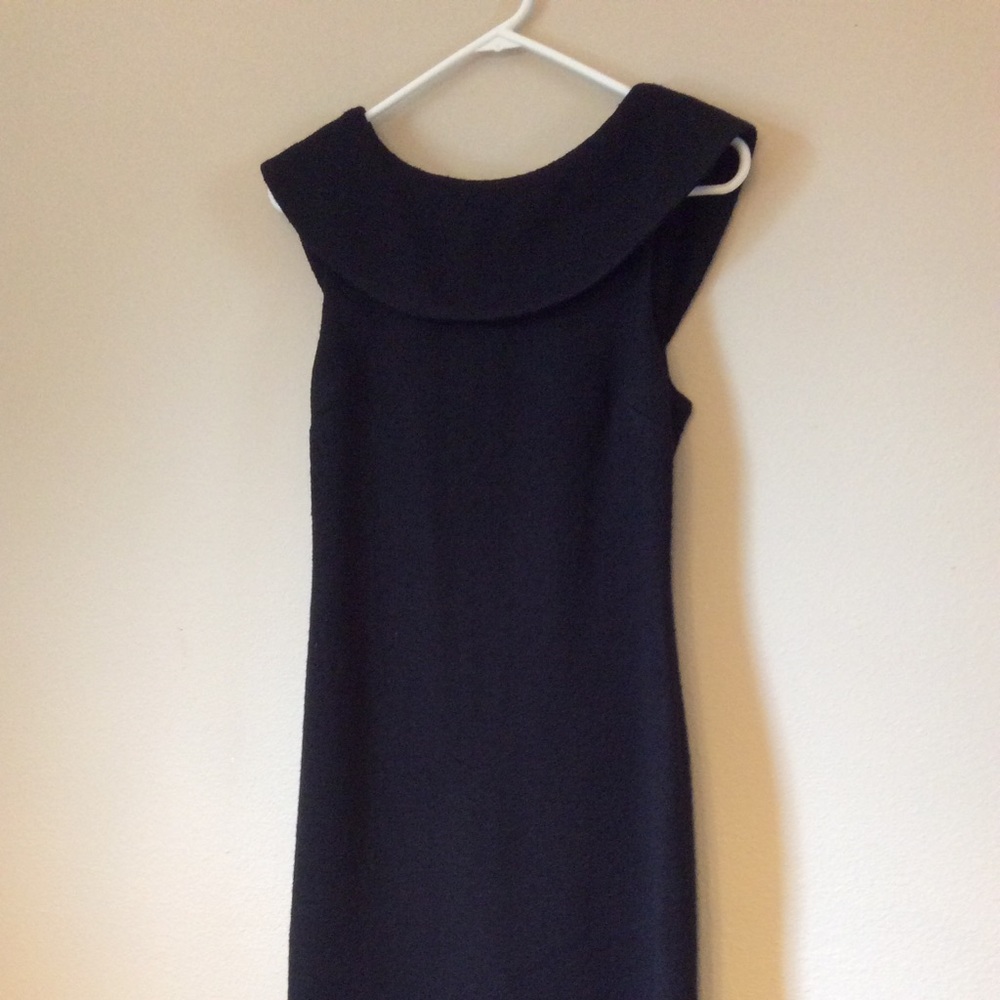 scoop neck sleeveless black dress